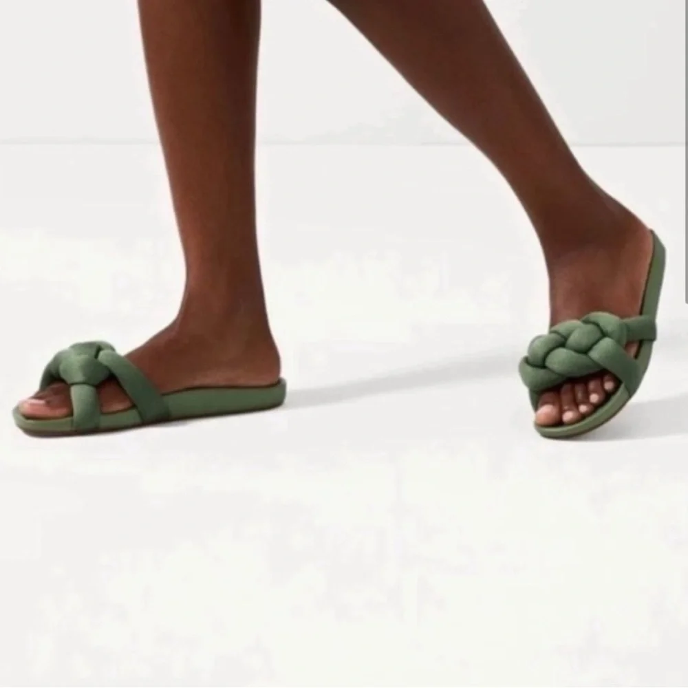 Rothy’s Palm Bubble Slide Sandal in olive green
